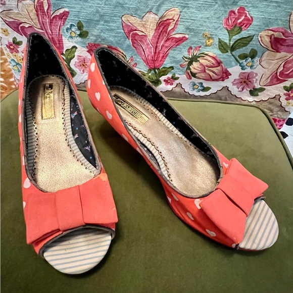 ADORABLE ModCloth Babycham peep toe kitten-heel shoes with heart pattern Sz 9 - Picture 4 of 12